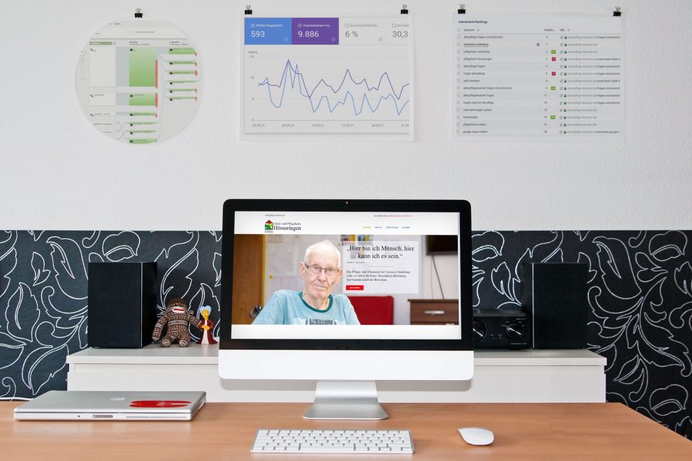 Webdesign Altenheim Schreibtisch mit Pinnwand