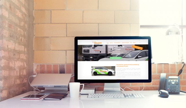 Webdesign Fahrschule Schreibtisch