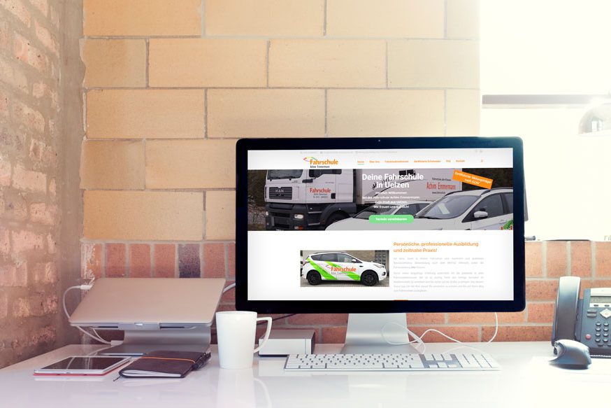 Webdesign Fahrschule Schreibtisch