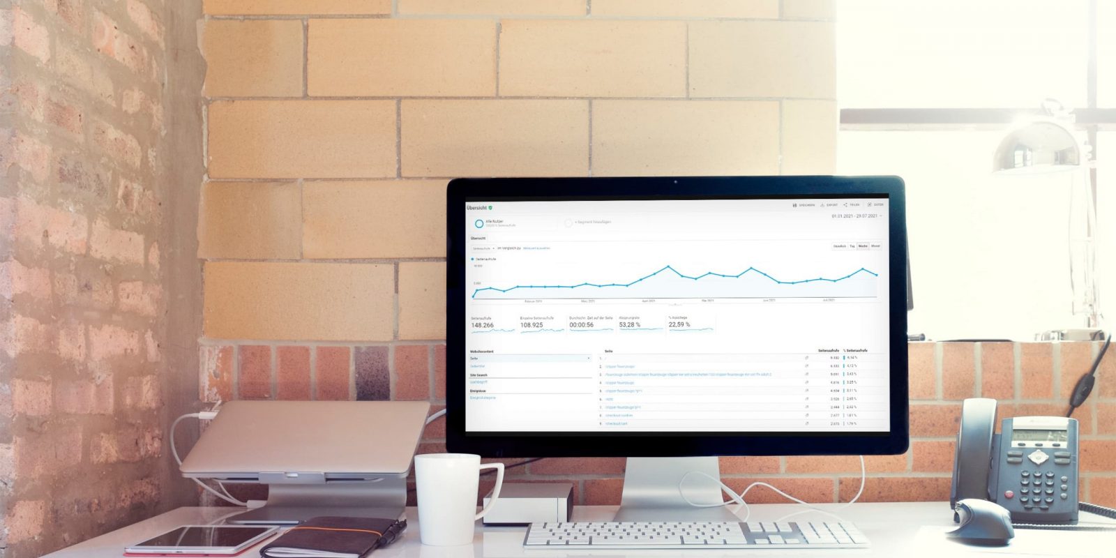 SEO Analytics Kurve Kunden Auswertung Schreibtisch