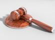 Richterhammer symbolisiert Gerichtsurteil im Markenrecht