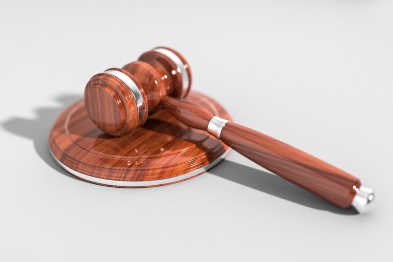 Richterhammer symbolisiert Gerichtsurteil im Markenrecht