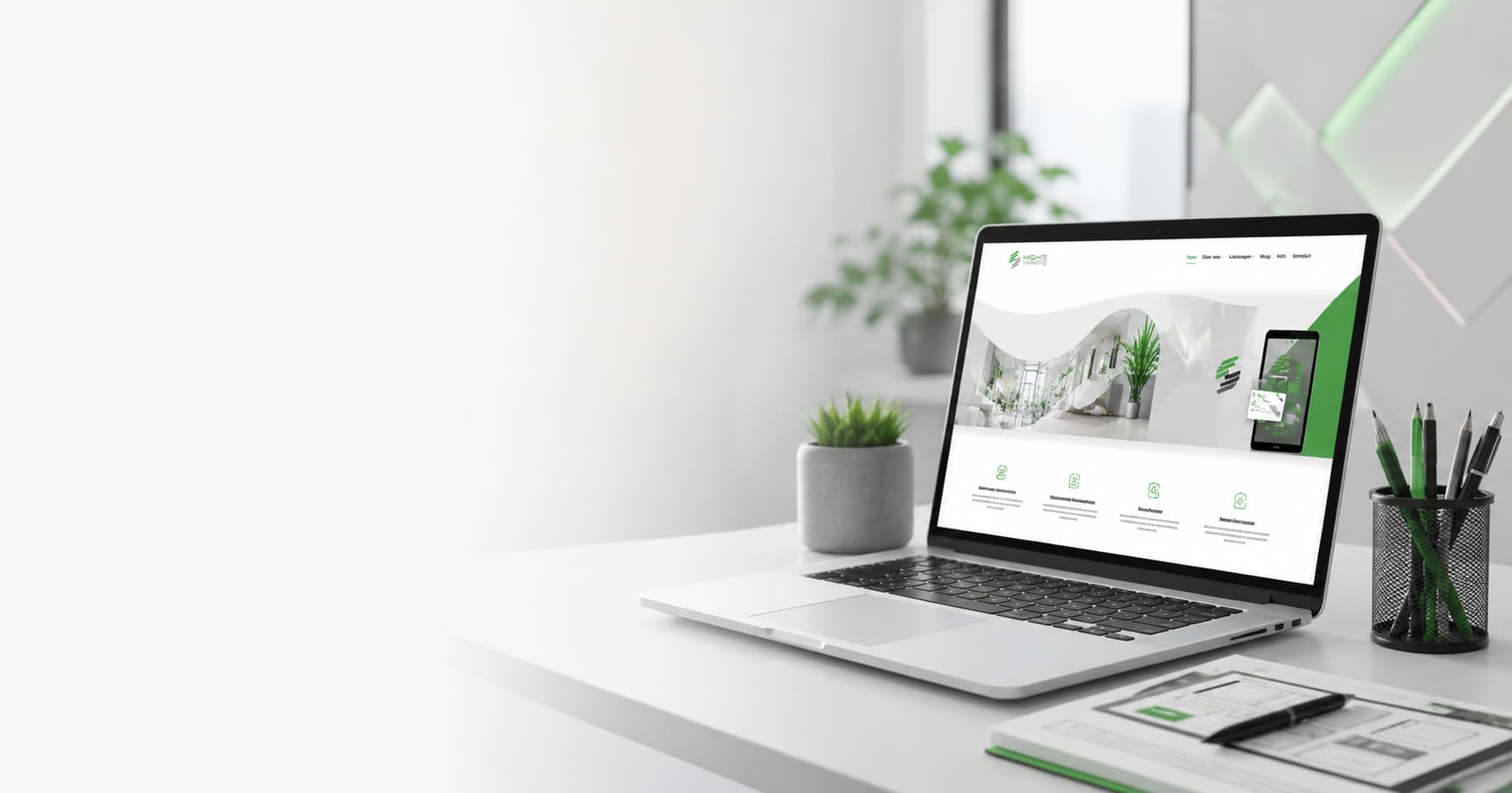 Moderner, heller Arbeitsplatz mit Laptop, Website-Mockup und grünen Designelementen als Hintergrundbild für Webdesign und professionelle Unternehmenswebsites.