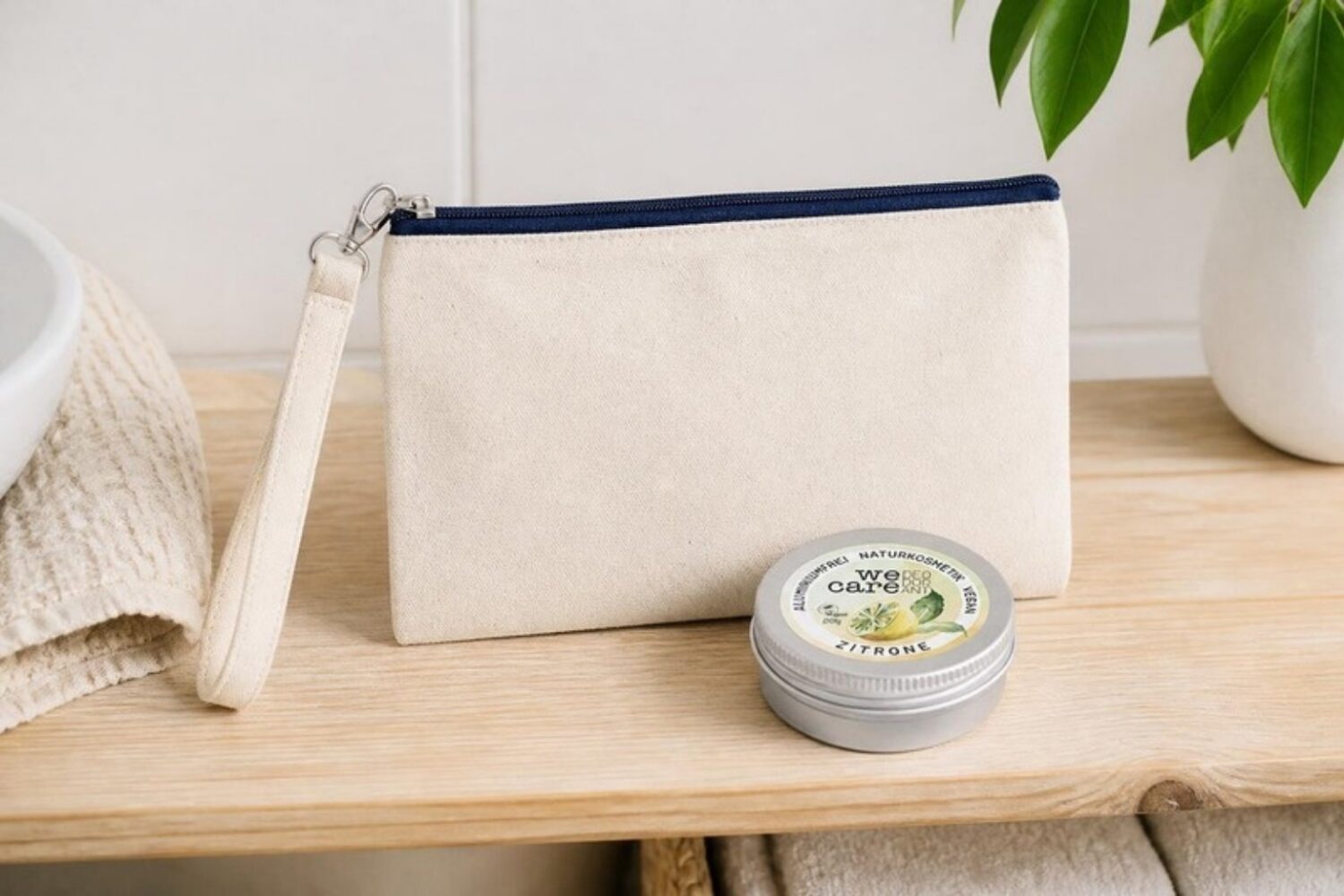 Kosmetiktasche aus Baumwolle und Pflegedose im Bad