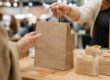 Kraftpapiertasche und Seifen als nachhaltige Werbeartikel am Messestand